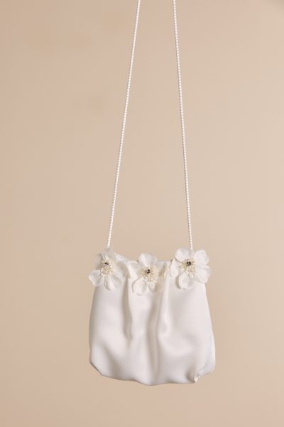 Tasche aus Satin mit Blüten und Strasssteinchen